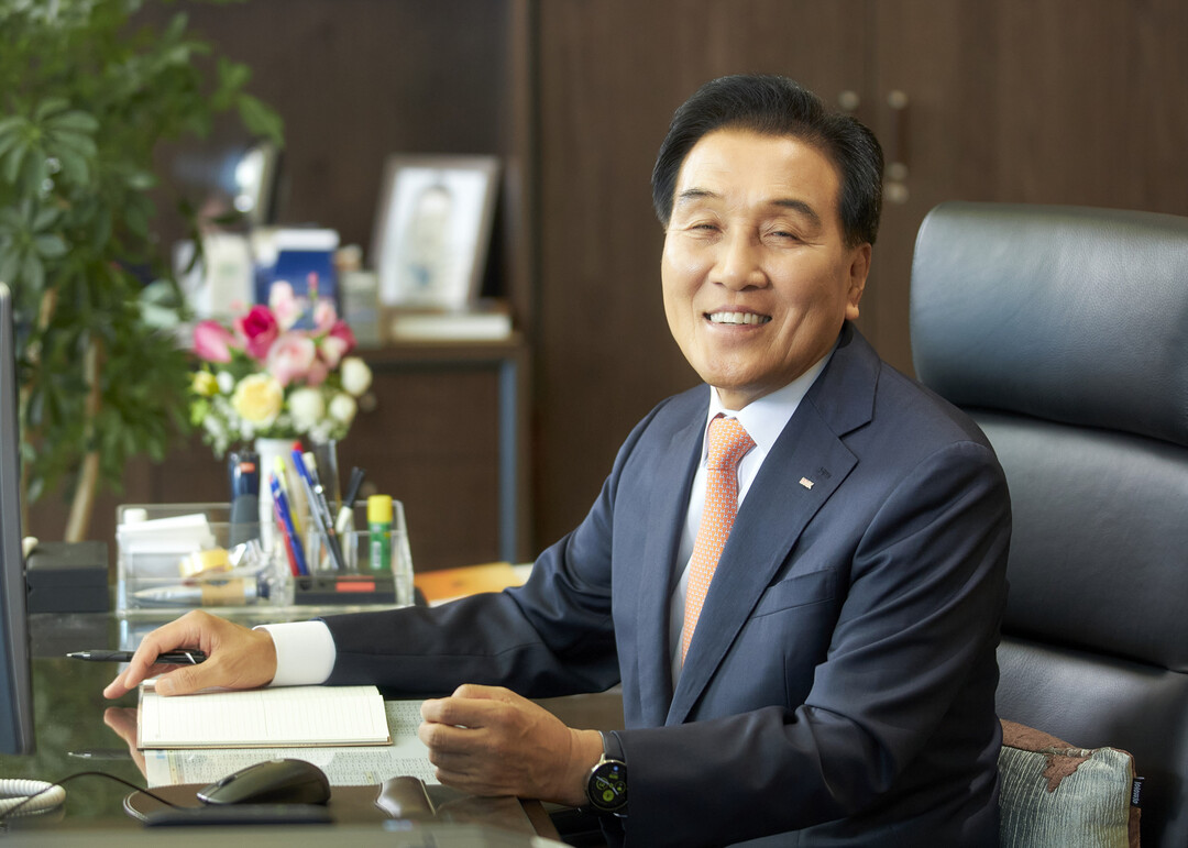 BNK금융지주 김지완 회장 임기 5개월 앞두고 사퇴 결정...업계, CEO 불명예 퇴진 사례 반복 지적 < 금융일반 < FINANCE  < 기사본문 - 더퍼블릭