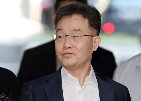 화천대유자산관리 대주주 김만배 씨가 8일 오전 '대장동 일당'의 이해충돌방지법 위반 혐의 공판준비기일에 출석하기 위해 서울 서초구 서울중앙지법으로 들어가고 있다(연합뉴스)