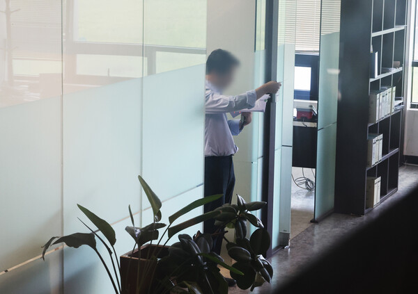 부산저축은행 불법대출을 부실수사했다는 의혹과 관련한 김만배씨의 '허위 인터뷰'를 수사 중인 검찰이 6일 김씨에 대한 압수수색에 나섰다. 서울중앙지검 반부패수사3부(강백신 부장검사)는 이날 오전 배임증재 및 청탁금지법 위반 혐의로 김씨의 주거지, 화천대유 사무실 등 3곳에 검사와 수사관을 보내 자료를 확보하고 있다.(연합뉴스)