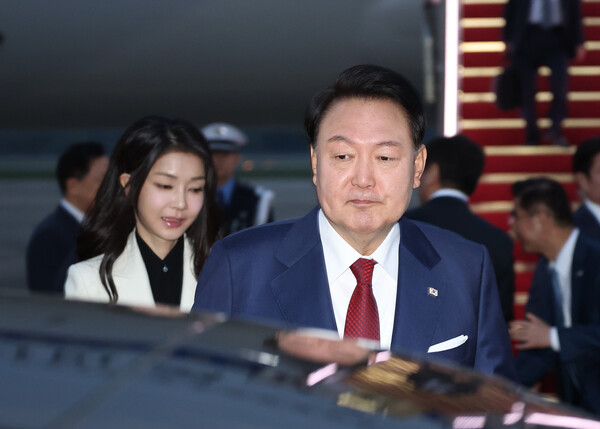 인도네시아 아세안(ASEAN)·인도 주요 20개국(G20) 정상회의 일정을 마친 윤석열 대통령과 부인 김건희 여사가 11일 오전 성남 서울공항을 통해 귀국, 전용기인 공군 1호기에서 내린 뒤 차량으로 향하고 있다(연합뉴스)