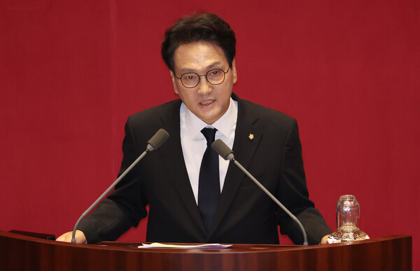 지난 8일 국회에서 열린 본회의 대정부질문에서 더불어민주당 안민석 의원이 질의를 하고 있다.(연합뉴스)