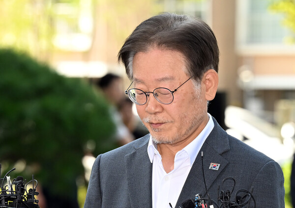 더불어민주당 이재명 대표가 '쌍방울 그룹 대북 송금' 의혹 관련 피의자 신분으로 조사를 받기 위해 12일 오후 경기도 수원시 영통구 수원지방검찰청으로 출석하고 있다(연합뉴스)