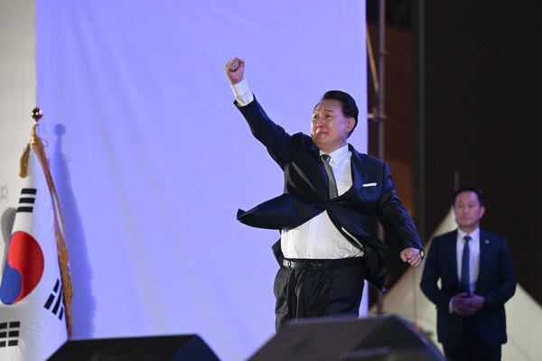 윤석열 대통령이 지난 14일 부산 해운대구 영화의전당에서 열린 청년의날 기념식에서 어퍼컷 세리머리를 하고 있다.
