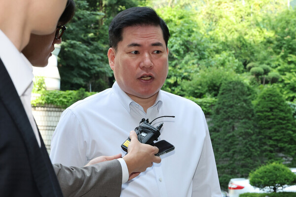 ▲ 유동규 전 성남도시개발공사 기획본부장이 기자의 질문에 답하고 있다. (사진제공=연합뉴스)