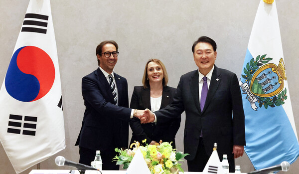 윤석열 대통령이 18일(현지시간) 뉴욕에서 열린 한·산마리노 양자회담에서 스카라노 집정관(왼쪽), 톤니니 집정관(가운데)과 악수하며 기념 촬영을 하고 있다(연합뉴스)