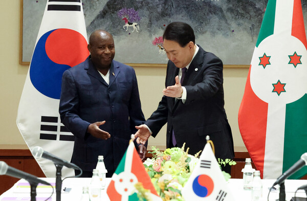 윤석열 대통령이 18일(현지시간) 뉴욕에서 열린 한·부룬디 정상회담에서 은다이시메 부룬디 대통령과 기념 촬영을 마친 뒤 자리로 안내하고 있다(연합뉴스)