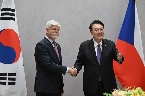 제78차 유엔총회에 참석차 미국을 방문 중인 윤석열 대통령이 18일(현지시간) 에서 페트르 파벨 체코 대통령과 기념촬영을 하고 있다(연합뉴스)