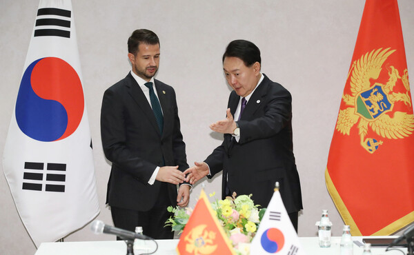 제78차 유엔총회 참석차 미국을 방문 중인 윤석열 대통령이 18일(현지시간) 뉴욕에서 열린 에서 야코브 밀라토비치 몬테네그로 대통령과 기념촬영을 한 뒤 자리를 안내하고 있다(연합뉴스)