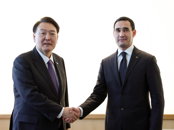 제78차 유엔총회 참석차 미국을 방문 중인 윤석열 대통령이 18일(현지시간) 뉴욕에서 열린 한·투르크메니스탄 정상회담에서 세르다르 베르디무하메도프 투르크메니스탄 대통령과 악수하고 있다.(연합뉴스)