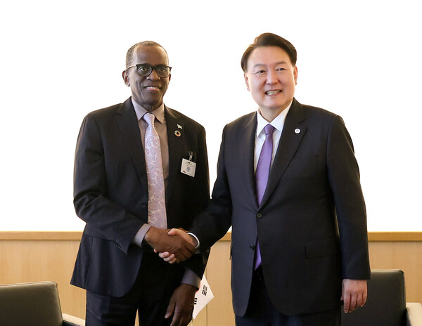 제78차 유엔총회 참석차 미국을 방문 중인 윤석열 대통령이 18일(현지시간) 뉴욕에서 열린 한·세인트루시아 정상회담에서 필립 조셉 피에르 총리와 악수하고 있다(연합뉴스)