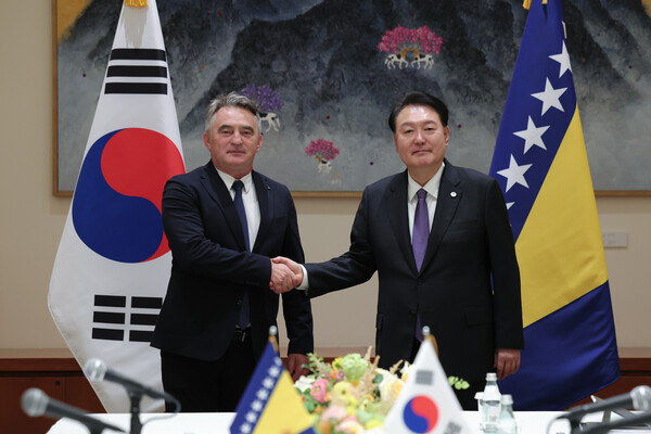 제78차 유엔총회 참석차 미국을 방문 중인 윤석열 대통령이 18일(현지시간) 뉴욕에서 열린 한·보스니아 헤르체고비나 정상회담에서 젤코 콤시치 보스니아 헤르체고비나 대통령과 악수하고 있다(연합뉴스)
