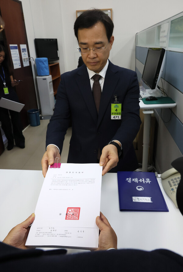 19일 오전 국회 의안과에 더불어민주당 이재명 대표에 대한 체포동의 요청서가 접수되고 있다(연합뉴스)