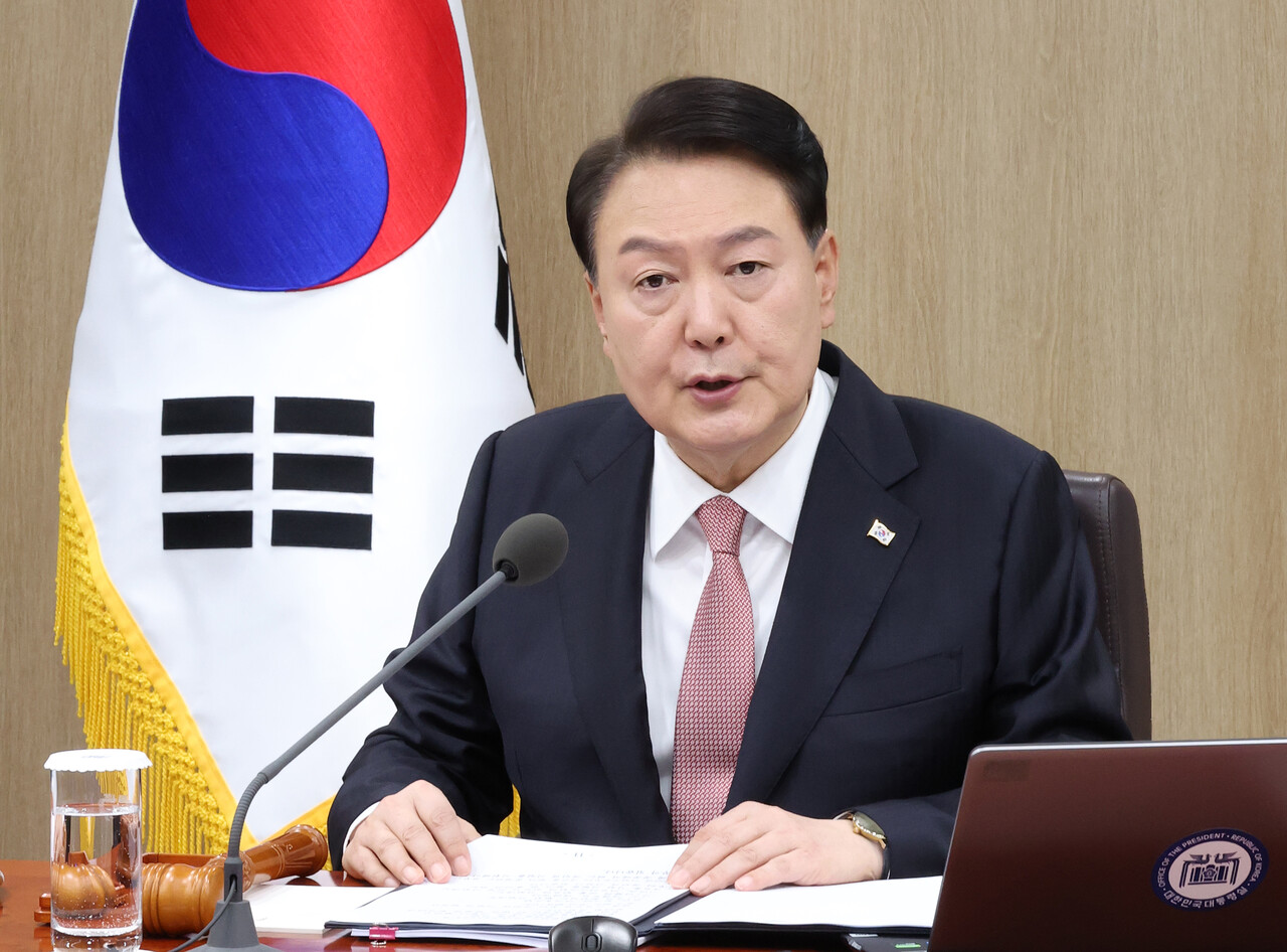 윤석열 대통령이 25일 서울 용산 대통령실 청사에서 국무회의를 주재하고 있다.