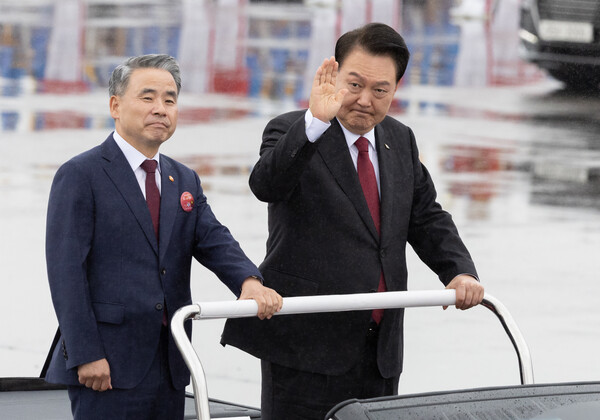  윤석열 대통령이 26일 경기 성남 서울공항에서 열린 건군 제75주년 국군의날 기념식에서 손 흔들어 인사하고 있다(연합뉴스)