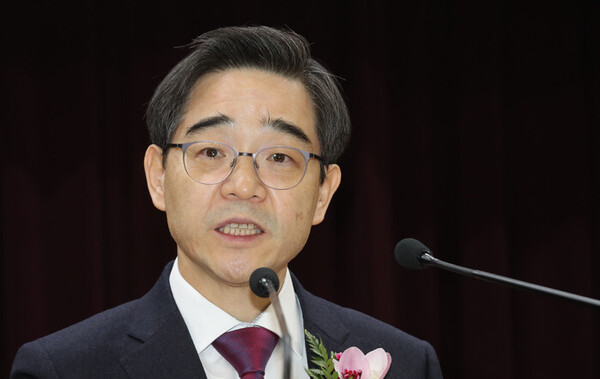 유창훈 판사의 고등학교、 대학교 선배인 권순일 전 대법관（이미지－연합뉴스）