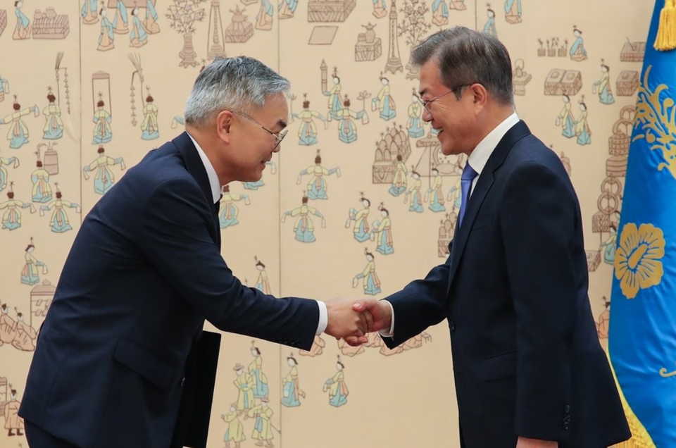 2018년 8월 6일 문재인 대통령이 청와대 열린 신임 대법관 임명장 수여식에서 김선수 대법관에게 임명장을 수여한 뒤 악수하고 있다.