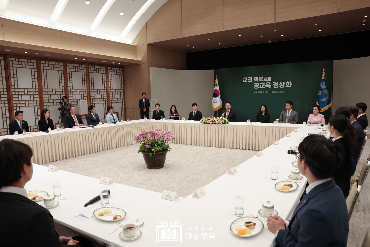 윤석열 대통령이 지난 6일 서울 용산 대통령실 청사에서 열린 교권 보호 4법 계기 현장 교원과의 대화에서 발언하고 있다.