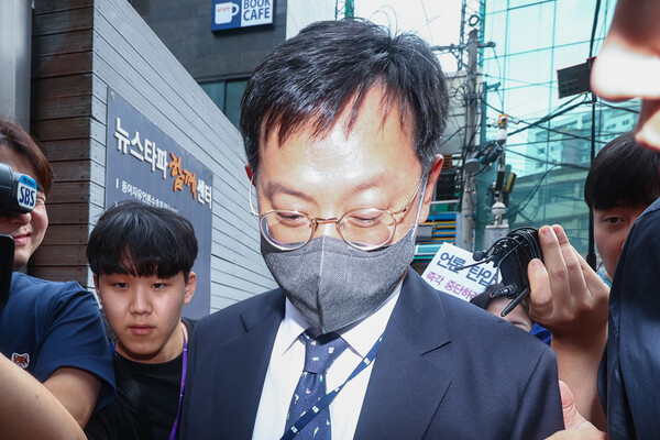 서울중앙지검 '대선개입 여론조작 사건' 특별수사팀 관계자들이 14일 오후 서울 중구 뉴스타파에서 대장동 허위 보도 의혹 관련 압수수색을 마치고 현장을 떠나고 있다(연합뉴스)