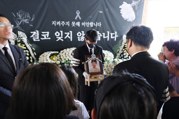 ▲ 악성민원으로 세상을 뜬 대전 초등 교사의 유족들이 지난 달 9일 오전, 교사가 재직하던 유성구 한 초등학교에 들러 마지막 인사를 하고 있다. 학교에 마련된 추모공간 앞에서 유족들이 눈물을 흘리고 있다.(사진=연합뉴스)  