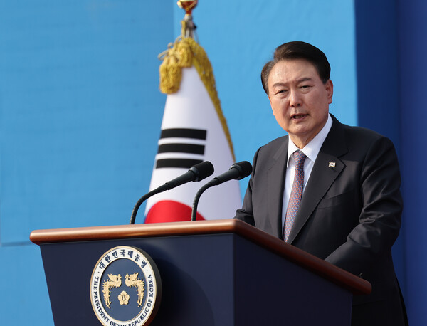 윤석열 대통령이 12일 오후 서울 용산 전쟁기념관 평화의광장에서 열린 제73주년 장진호 전투 기념행사에서 기념사를 하고 있다(연합뉴스)