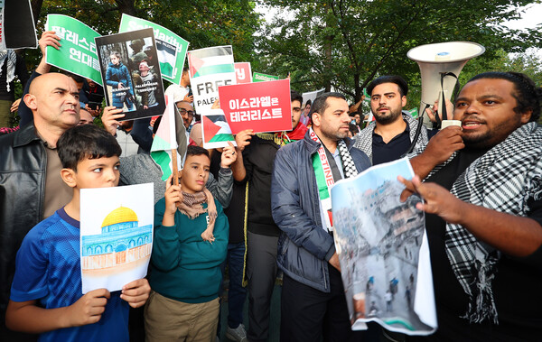 국내 거주하는 팔레스타인들과 아랍계 외국인들이 13일 오후 인천시 미추홀구 인하대 인근에서 이스라엘과 팔레스타인 무장정파 하마스 간 무력 충돌과 관련해 팔레스타인을 지지하는 집회를 열고 있다(연합뉴스)