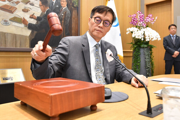 ▲ 의사봉 두드리는 이창용 총재 (사진제공=연합뉴스)