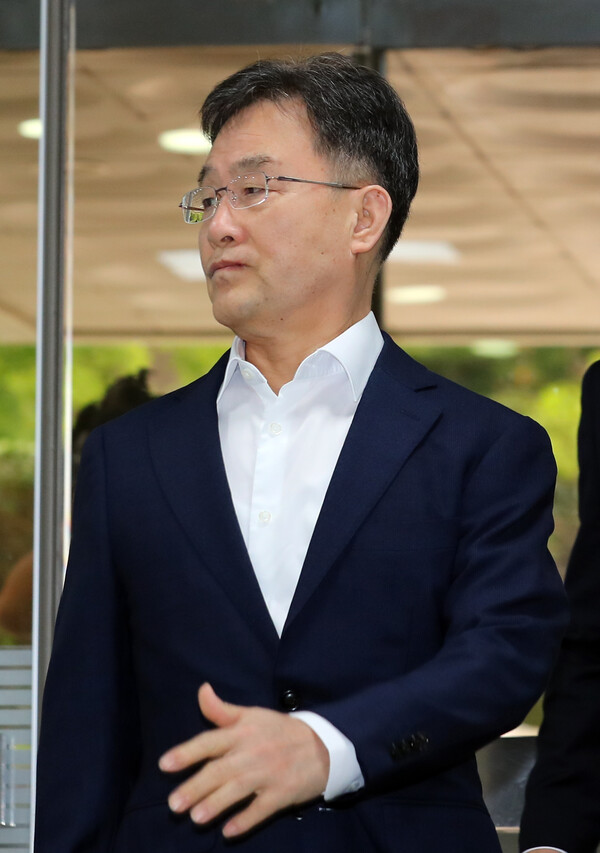 대장동 개발 수익 은닉 혐의로 기소된 화천대유자산관리 대주주 김만배씨가 18일 오전 서울 서초구 서울중앙지방법원에서 열린 1심 속행 공판에 출석하고 있다(연합뉴스)