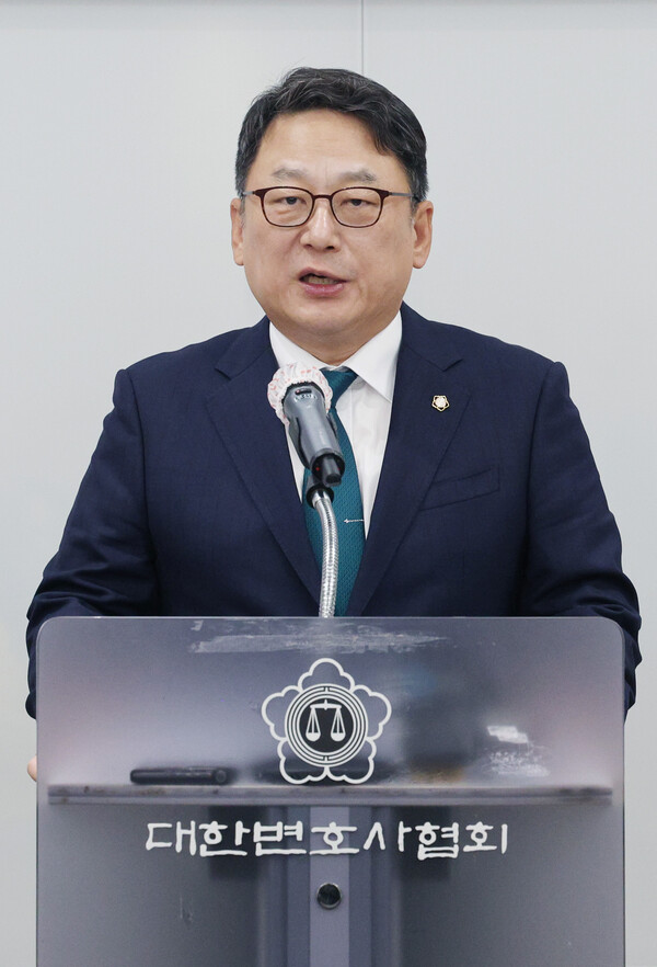 김영훈 대한변호사협회(변협) 협회장이 11일 오전 서울 서초구 변협회관에서 이균용 대법원장 후보자 낙마에 대한 긴급 기자회견을 하고 있다(연합뉴스)