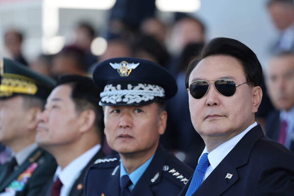 윤석열 대통령이 17일 경기도 성남 서울공항에서 열린 '서울 아덱스(ADEX) 2023' 개막식에서 고공 강하 시범을 지켜보고 있다(연합뉴스)