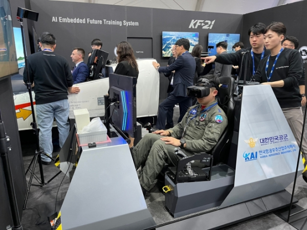 KAI가 마련한 IPS/시뮬레이터존에서 참가자가 가상현실(VR) 고글을 활용한 KF-21 정비체험과 KF-21, FA-50 조종체험 등 미래형 훈련체계를 체험하고 있다