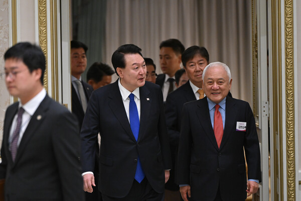 윤석열 대통령이 17일 오후 청와대 영빈관에서 열린 국민통합위원회 만찬에 김한길 국민통합위원장과 함께 입장하고 있다(이미지-연합뉴스)