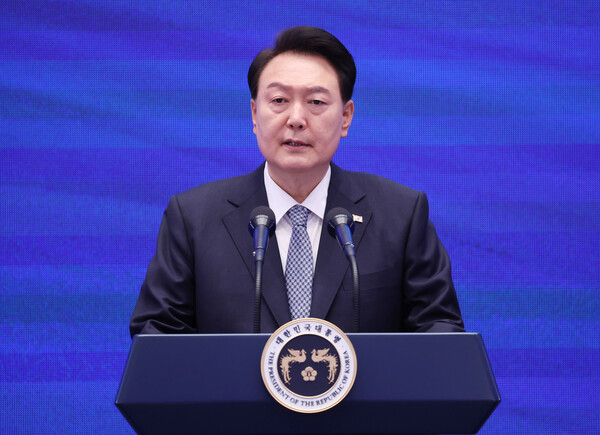  윤석열 대통령이 18일 청와대 영빈관에서 열린 제78주년 경찰의날 기념식에서 축사하고 있다(연합뉴스)