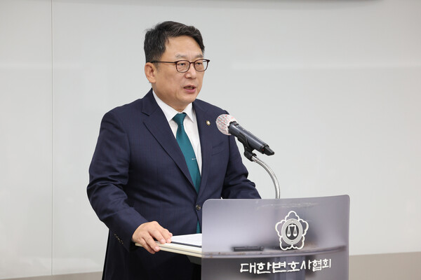 김영훈 대한변호사협회(변협) 협회장이 11일 오전 서울 서초구 변협회관에서 이균용 대법원장 후보자 낙마에 대한 긴급 기자회견을 하고 있다(연합뉴스)