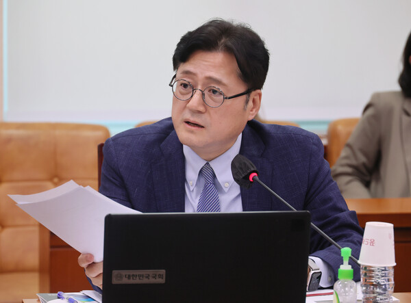 더불어민주당 홍익표 원내대표가 17일 국회 문화체육관광위원회에서 열린 한국콘텐츠진흥원, 한국문화정보원 등에 대한 국정감사에서 질의하고 있다(연합뉴스)