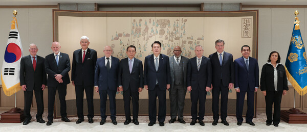 임헌정 기자 = 윤석열 대통령이 18일 서울 용산 대통령실 청사에서 전·현직 유엔 총회의장들로 구성된 유엔총회의장협의회(UNCPGA : Council of the Presidents of the United Nations General Assembly)를 접견하며 참석자들과 기념촬영을 하고 있다(연합뉴스)