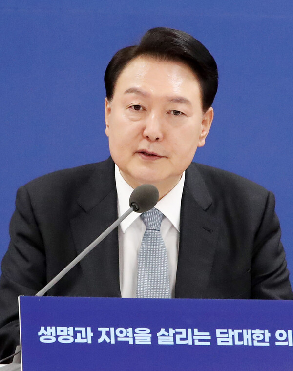 윤석열 대통령이 19일 충북 청주 충북대학교 개신문화관에서 열린 생명과 지역을 살리는 필수의료혁신 전략회의에서 발언하고 있다(연합뉴스)