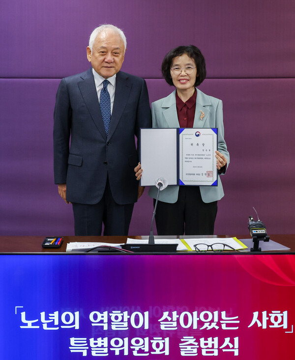  김한길 국민통합위원회 위원장이 20일 오전 서울 종로구 정부서울청사에서 열린 노년의 역할이 살아있는 사회 특별위원회 출범식에 참석해 정순둘 위원장에게 임명장을 전달한 뒤 기념 촬영하고 있다(이미지-연합뉴스)