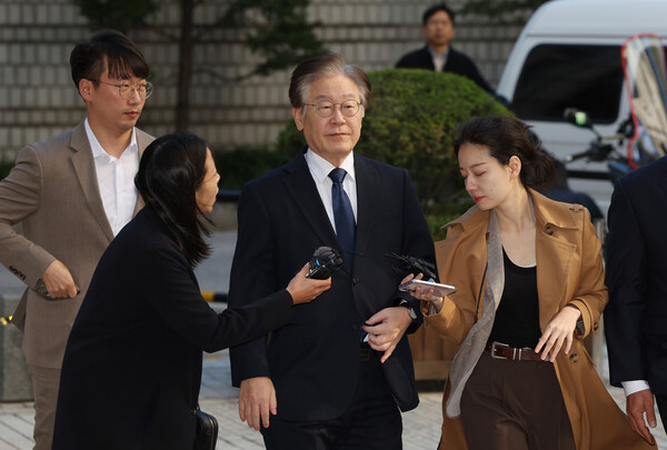 서울중앙지법에 출석하는 이재명 더불어민주당 대표 [사진제공=연합뉴스]