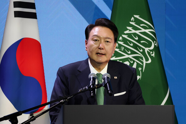  사우디아라비아를 국빈 방문 중인 윤석열 대통령이 22일(현지시간) 리야드 페어몬트 호텔에서 열린 한·사우디 투자포럼에서 격려사를 하고 있다(연합뉴스)