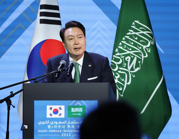 사우디아라비아를 국빈 방문 중인 윤석열 대통령이 22일(현지시간) 리야드의 페어몬트 호텔에서 열린 한·사우디 투자포럼에서 격려사를 하고 있다(이미지-연합뉴스)