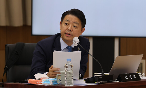 18일 오전 충북 청주시 서원구 충북교육청 화합관에서 열린 국회 교육위원회의 충북대학교, 충남대학교, 충북대병원, 충남대병원, 충북교육청, 충남교육청, 대전교육청, 세종교육청에 대한 국정감사에서 더불어민주당 김영호 의원이 질의하고 있다（연합뉴스）