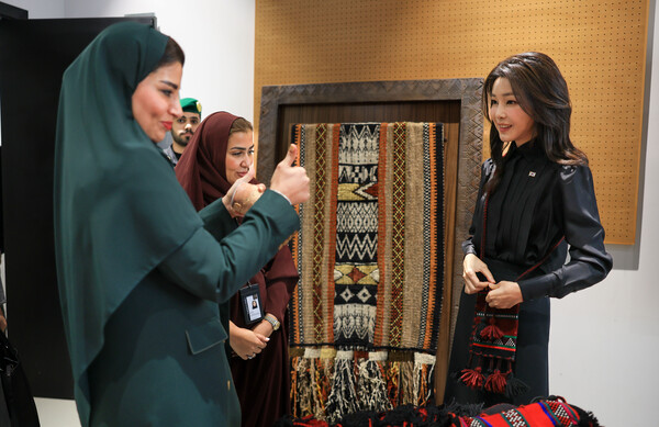 윤석열 대통령과 함께 사우디아라비아를 국빈 방문 중인 김건희 여사가 22일(현지시간) 사우디 왕립전통예술원(TRITA)을 방문, 사우디 전통 직물 제작 방식인 '알 사두'(Al Sadu) 장인이 만든 가방을 시착하고 있다(연합뉴스)