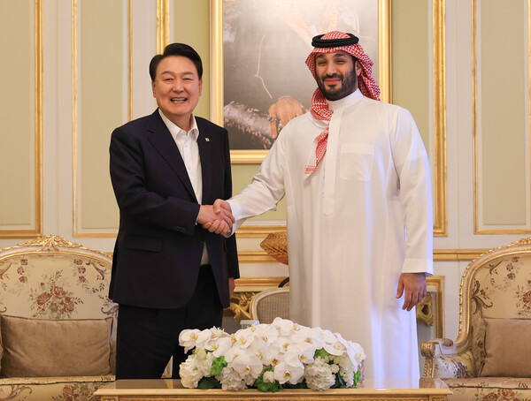 윤석열 대통령이 24일(현지시간) 사우디아라비아 리야드 영빈관을 방문한 빈 살만 사우디 왕세자와 기념촬영을 하고 있다. 윤 대통령과 빈 살만 왕세자는 환담 후 미래 투자 이니셔티브 포럼 대담 행사장으로 함께 이동했다(연합뉴스)