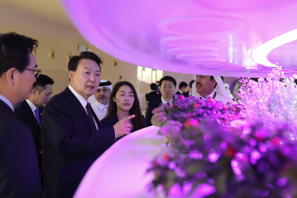  카타르를 국빈 방문한 윤석열 대통령이 24일(현지시간) 도하의 알비다 공원에서 열린 도하 국제원예박람회 카타르관을 시찰하고 있다(이미지-연합뉴스)