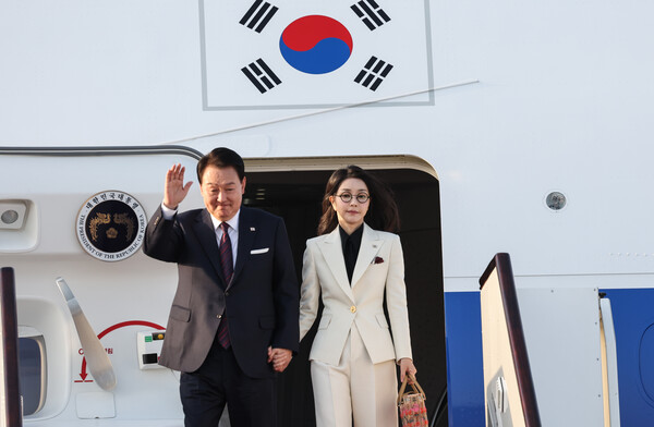 사우디아라비아에 이어 카타르를 국빈 방문하는 윤석열 대통령과 김건희 여사가 24일(현지시간) 도하의 하마드 국제공항 왕실터미널에 도착, 전용기에서 내리며 인사하고 있다(연합뉴스)