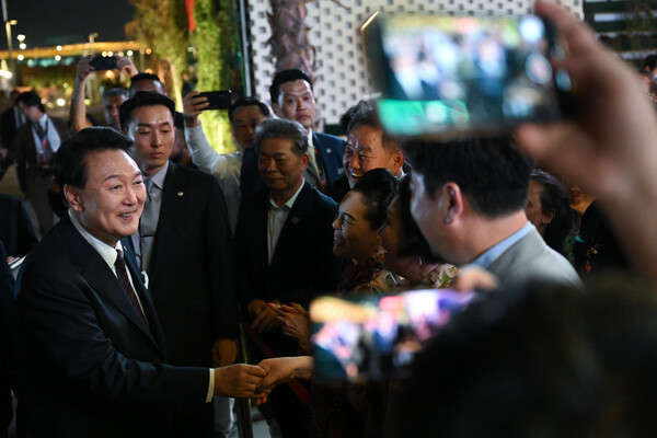 카타르를 국빈 방문한 윤석열 대통령이 24일(현지시간) 도하의 알 비다 공원에서 열린 도하 국제원예박람회의 한국관을 찾아 한국형 스마트농업 전시관 시찰에 앞서 현지 관계자 및 교민들과 인사하고 있다(연합뉴스)