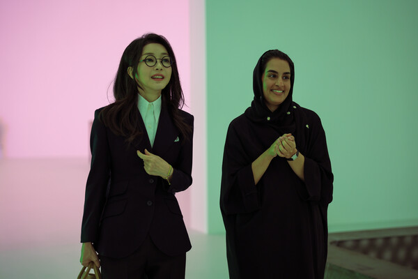 카타르를 국빈 방문 중인 윤석열 대통령 부인 김건희 여사가 25일(현지시간) 도하의 알 리왁 갤러리에서 도널드 저드 댄 팰래빈 전시를 관람하고 있다