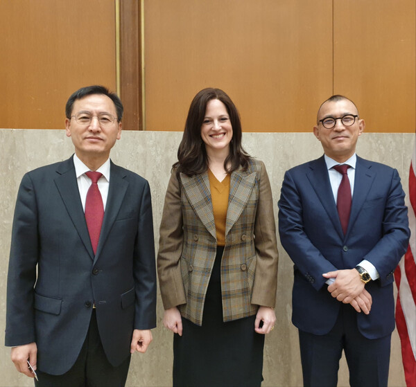 인성환 국가안보실 2차장(왼쪽부터)과 앤 뉴버거 미국 백악관 국가안전보장회의(NSC) 사이버·신기술 담당 국가안보 부 보좌관, 이치가와 게이이치 일본 국가안전보장국 차장이 지난달 31일 미국 워싱턴DC에서 한미일 3국 고위급 사이버 협의체 신설에 합의한 뒤 기념촬영을 하고 있다(연합뉴스)