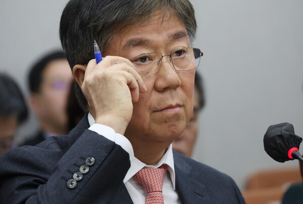  김대기 대통령 비서실장이 7일 국회에서 열린 운영위원회 국정감사에서 의원 질의를 듣고 있다(연합뉴스)