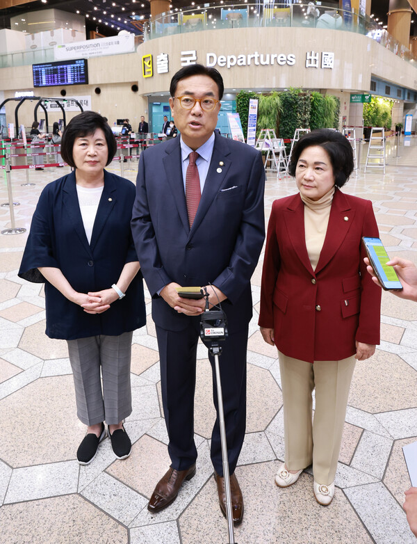 왼쪽부터 국민의힘 정경희, 정진석, 조명희 의원(이미지-연합뉴스)